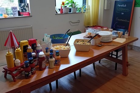 Fertiges Buffet. Fertiges Buffet steht auf einem langen Tisch.