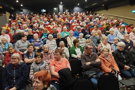 War es anfangs noch ein wenig zurückhaltend mit den Besuchern beim Seniorenkino, entwickelte sich die Veranstaltungsreihe binnen kürzester Zeit jedoch zu einem echten Publikumsmagneten.