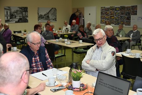 Mitglieder sitzen an einem Tisch und unterhalten sich