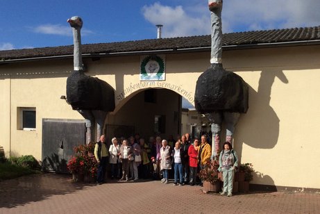 Spannung und ein wenig Aufregung lag bei der Ankunft der VdK-Reisegruppe in der Luft, als sie das Straußenparadies Gemarkenhof in Remagen erreichte.