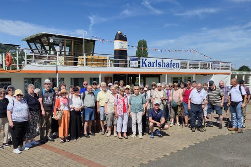 Die Teilnehmer der VdK-Fahrt nach Hameln stellen zum Gruppenbild vor dem Ausflugsdampfer.