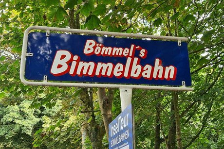 Abfotografiertes Schild mit der Aufschrift Bömmel's Bimmelbahn.
