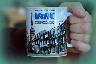 Kaffeetasse mit Stadtansicht von Cronenberg und Logo des Sozialverbands VdK Wuppertal Cronenberg