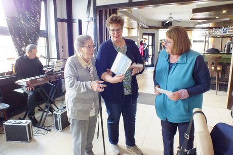 Frau Ruth van Kampen wird für 10-jahre Mitgliedschaft und Treue von der Vorsitzende vom KV Rhein-Ruhr Helga Mies und der Ortsvorsitzende Christa Kluge ehrt.