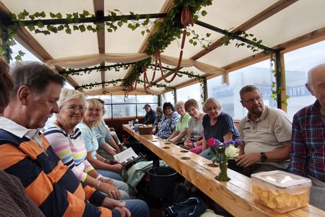 Mitglieder auf Planwagen