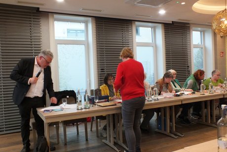 Vorstandsmitglieder und G&auml;ste vom Kreisverband treffen letzte Vorbereitungen.