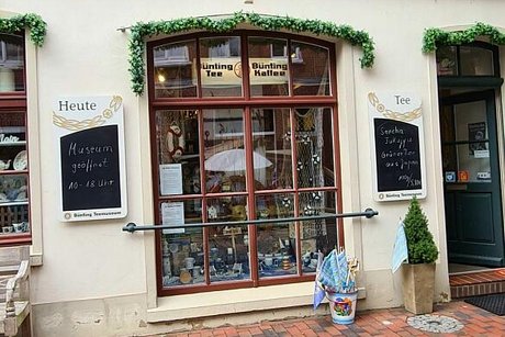 Beleuchtetes Schaufenster und Außenwerbung des Bünting Teemuseums in Leer.