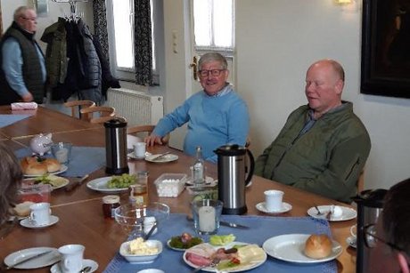 2 Männer sitzen am Tisch
