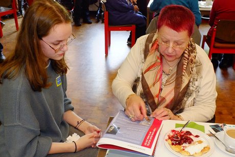 Jugendliche und Mitglieder bearbeiten gemeinsam das #NMDO-Sammelalbum.