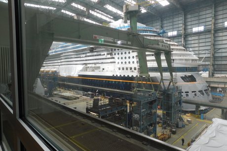 Ein fast fertiges Kreuzfahrtschiff in der Montagehalle