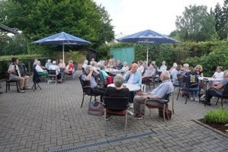 Lädt der VdK Gevelsberg zu seinem beliebten Grillnachmittag ins Stefansbachtal ein, dann platzt die Terrasse vom Bistro des FSV Gevelsberg stets aus allen Nähten.