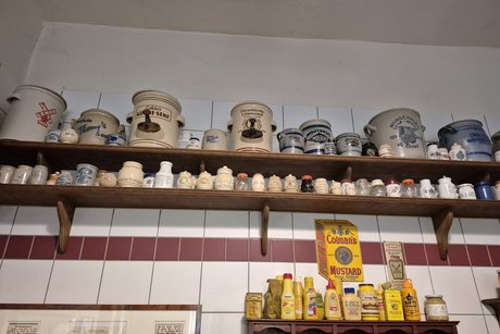 In der Senfm&uuml;hle, mehrere Gef&auml;&szlig;e mit Senf.
