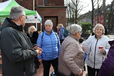 Auftaktveranstaltung internationale Wochen gegen Rassismus in Essen Holsterhausen. Mehrere Personen unterhalten sich miteinander.