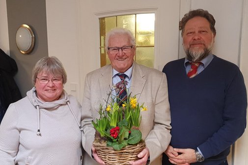 Jubilar Helmut P&auml;tzold (Mitte) freute sich &uuml;ber einen Pr&auml;sentkorb, den er aus den H&auml;nden von Kassiererin Petra M&uuml;ller und Kreisgesch&auml;ftsf&uuml;hrer Andreas Lill erhielt.