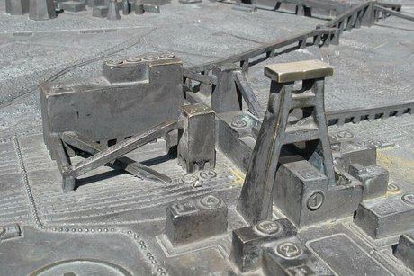 Großaufnahme des Bronzeabgusses des Zechengebäudes auf dem blindengerechten, taktilen Geländeplan von Zeche Zollverein.