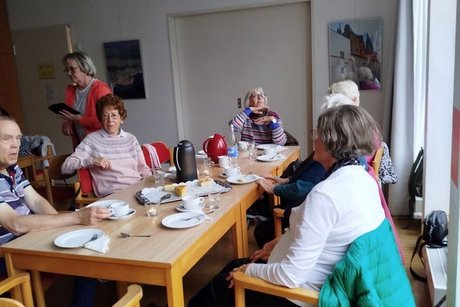 Treffen und Austausch bei Kaffee und Kuchen