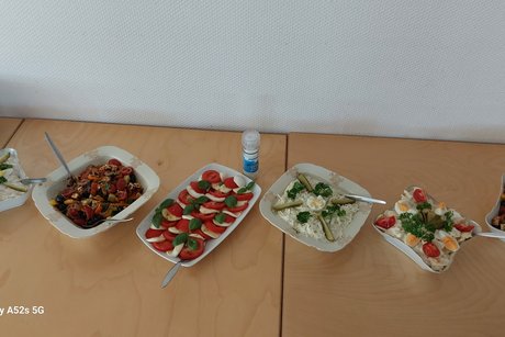 Ein Buffet mit verschiedenen Salaten