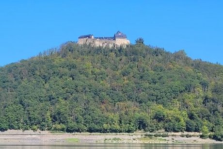 Auf dem Gipfel eines bewaldeten Hügels am Edersee thront Schloss Waldeck.