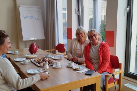 Treffen und Austausch bei Kaffee und Kuchen