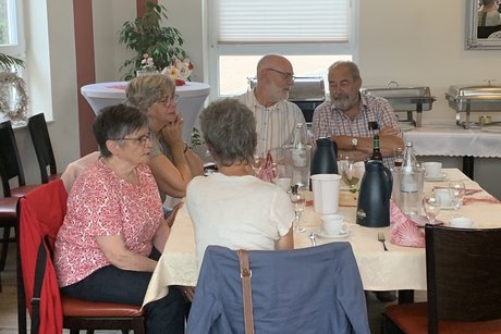 Christine und andere unterhalten sich