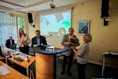 Frau Elz bekommt einen Blumenstrauß Jürgen Hennemann überreicht Frau Elz einen Blumenstrauß
