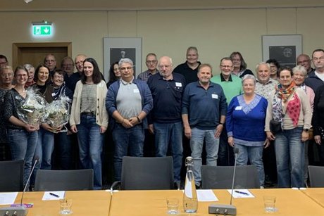 Das Bild zeigt die gl&uuml;cklichen Referentinnen, Seminarleiterin und Teilnehmer/innen