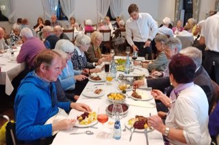 Gedeckte Tische in der Gaststätte Kortmann