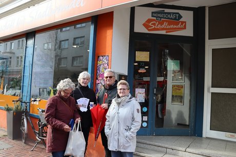 Auftaktveranstaltung internationale Wochen gegen Rassismus in Essen Holsterhausen. Vier Personen stehen vor dem Fachgeschäft für Stadtwandel in Essen Holsterhausen.