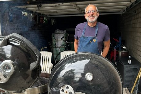 Goran grillt Der wirt vom Hotel Zurmühlen in Sendenhorst steht am Grill