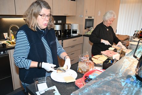 Mitglieder bereiten das Essen vor
