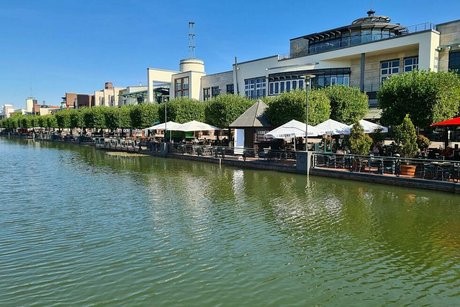 Entlang eines künstlichen Wasserbeckens erstreckt sich das Außengastronomie-Angebot des Einkaufzentrums CentrO Oberhausen.