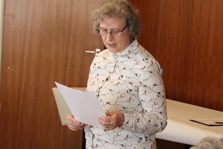 Jahreshauptversammlung 2026 Eine Frau liest etwas von einem Blatt vor.