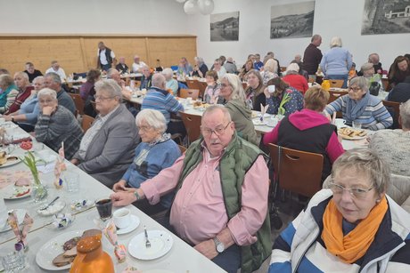 Sehr gute Beteiligung an der Versammlung Auch diese Versammlung zeichnete sich bei Kaffee, Kuchen, Schnittchen und Kaltgetränken wieder durch ihre familiäre Atmosphäre aus.