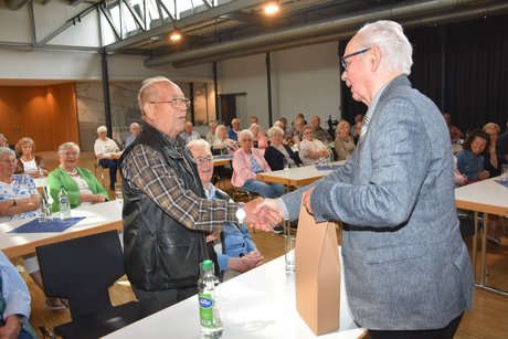 Adolf Gerdes dankte Kurt Sobian für viele Jahre als Kassenprüfer.