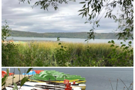 Hier sieht man den Laacher See, sch&ouml;n gelegen in der Natur. Au&szlig;erdem sieht man einen Bootsanleger mit unten Tretbooten, die man ausleihen kann.