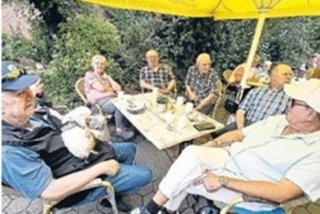 Teilnehmer der gemeinsamen Radtour im Waldcaf&eacute;