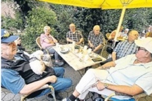 Teilnehmer der gemeinsamen Radtour im Waldcafé Teilnehmer der gemeinsamen Radtour im Waldcafé