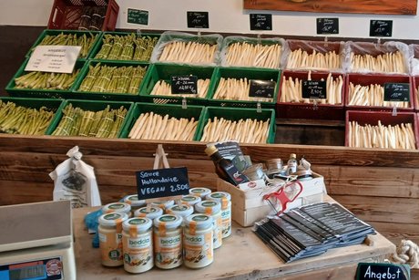 Angebot im Hofladen des Spargelhofs Schippers in Alpen.