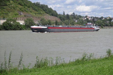 Frachtschiff auf dem Rhein