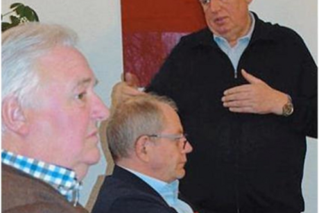 Herr Laumann erklärt etwas dem Publikum