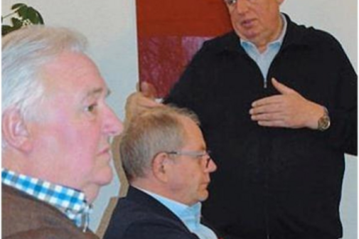 Herr Laumann erklärt etwas dem Publikum