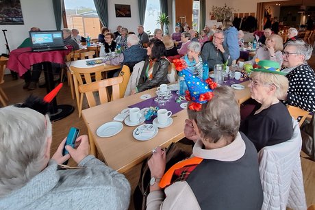 Alle h&ouml;ren gespannt zu