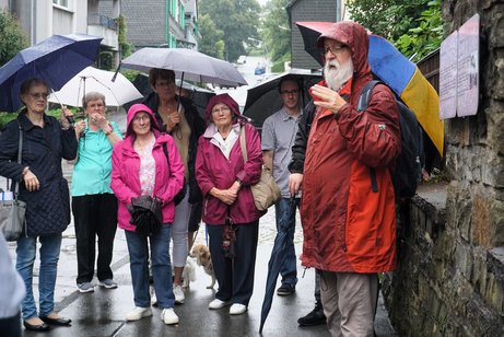 Gemeinsam mit der Frauenbeauftragten vom VdK Gevelsberg, Elke Brüninghaus (links), begaben sich einige Mitgliederinnen auf einen historische Reise zurück in die Vergangenheit, bei der ihnen Jürgen Taake manch interessante Dinge über den in Gevelsberg ermordeten Kölner Erzbischof und Reichsverweser Engelbert, Graf von Berg, erzählte.