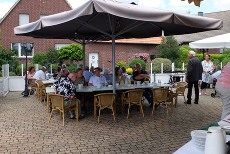 Die Mitglieder genie&szlig;en den sch&ouml;nen Sommertag in geselliger Runde.