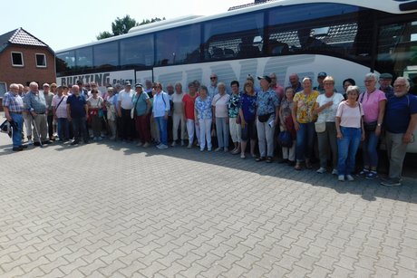 Mit vielen interessanten Informationen und nach einem guten Essen fuhren wir im klimatisierten Bus bei sommerlichen Temperaturen von 30 Grad zurück nach Coesfeld.