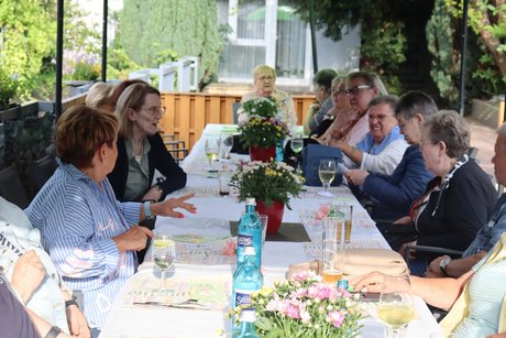 Grillnachmittag vom VdK Ortsverband Altendorf gemeinsam mit dem Ortsverband Borbeck. Teilnehmer sitzen an einem langen Tisch unter einem Pavillon.