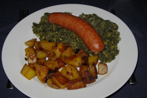 Grünkohl mit Mettwurst und Bratkartoffeln