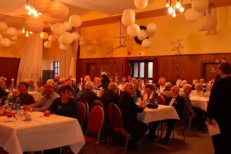 Mitgliederversammlung im weihnachtlichem Rahmen Mitgliederversammlung