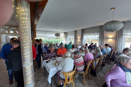 Grünkohlessen 2025 Zu sehen sind Teilnehmerinnen und Teilnehmer am Grünkohlessen des VdK Ortsverband Olpe im Restaurant Haus am Blauen See in Kessenhammer.