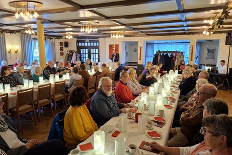 Klaus Meiers am Pult begr&uuml;&szlig;te die Mitglieder die am Tisch sa&szlig;en.